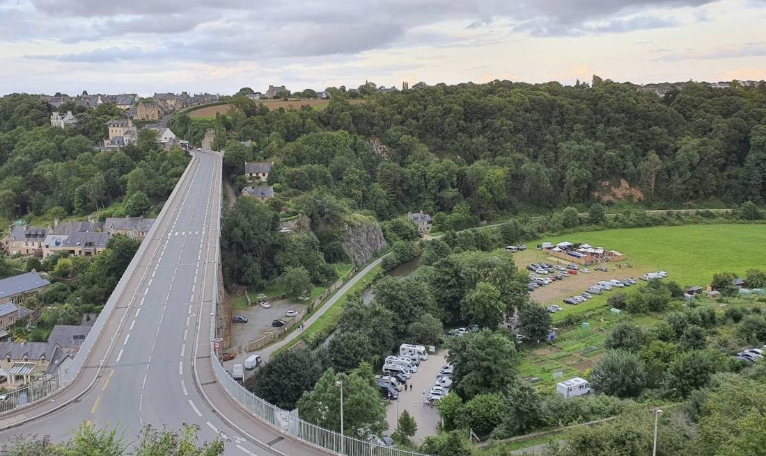 Stellplatz Dinan (max. 4 m Höhe) — Estacionamento noturno in Lanvallay