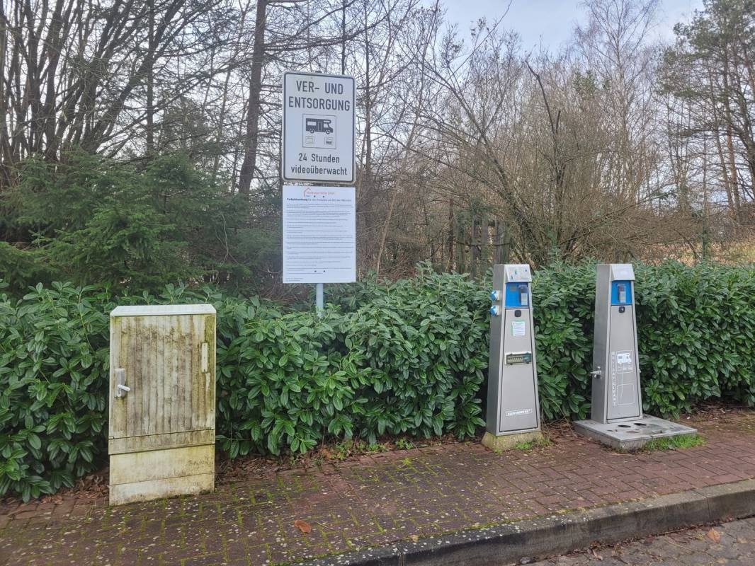 Stellplatz Am Koi Bad — Area Autocaravanas in Homburg