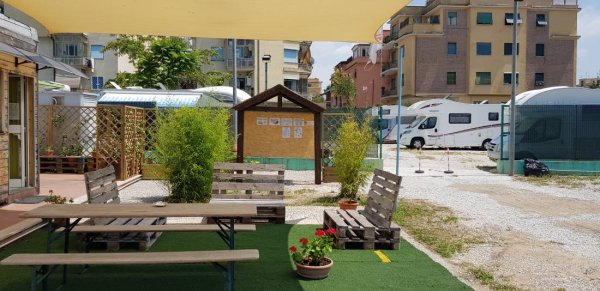 Camper Roma Travertino — Foto 3