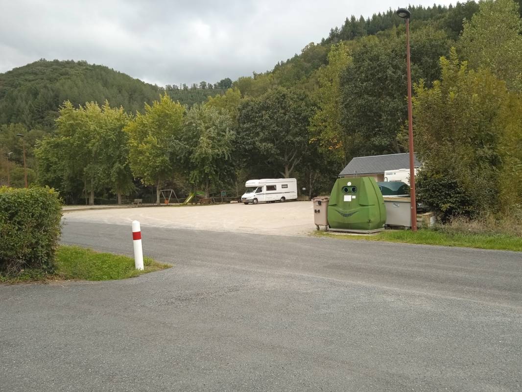 Stellplatz Saint-Just-sur-Viaur — 露营车营地 in Saint-Just-sur-Viaur