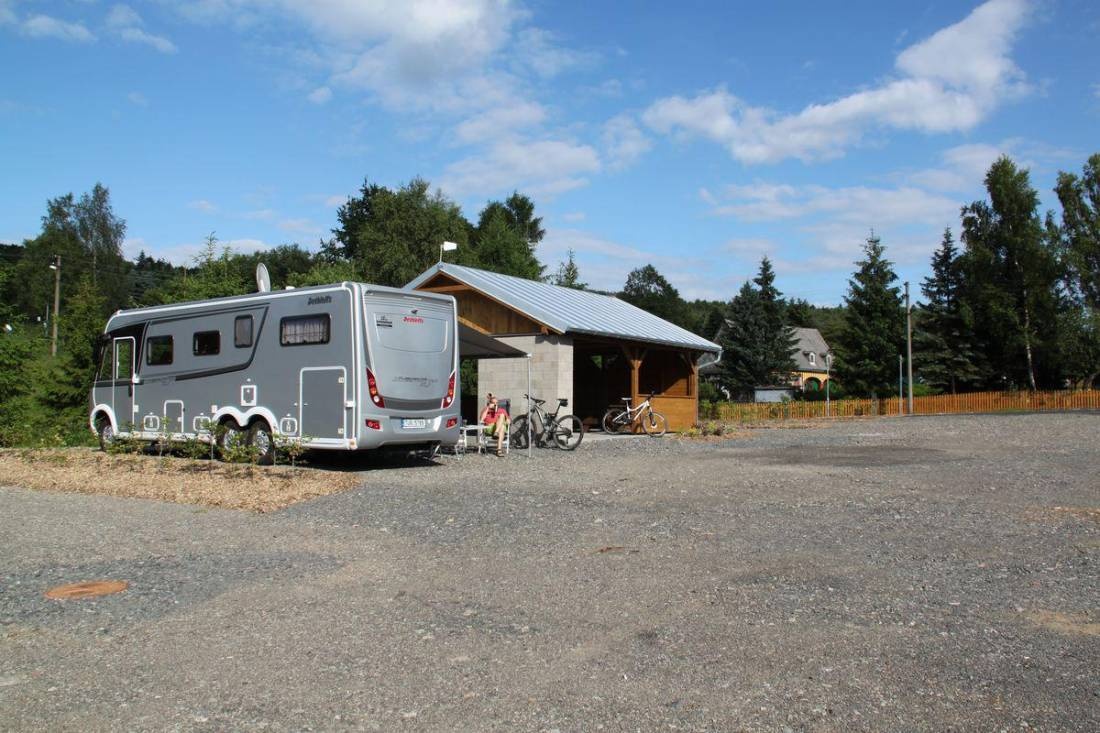 Stellplatz Sněžník — Bobilplass in Jílové