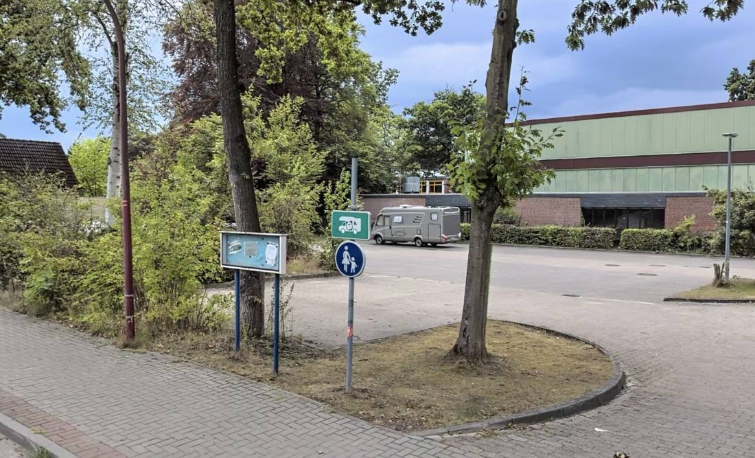 Parkplatz Sporthalle — Sp. parking dla kamperów in Südheide