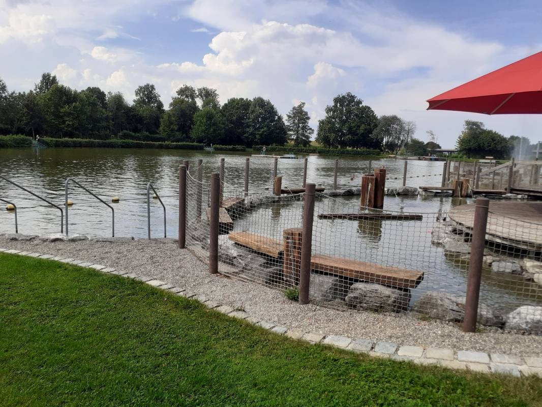 Stellplatz am Naturfreibad — Camperplaats in Uttenweiler
