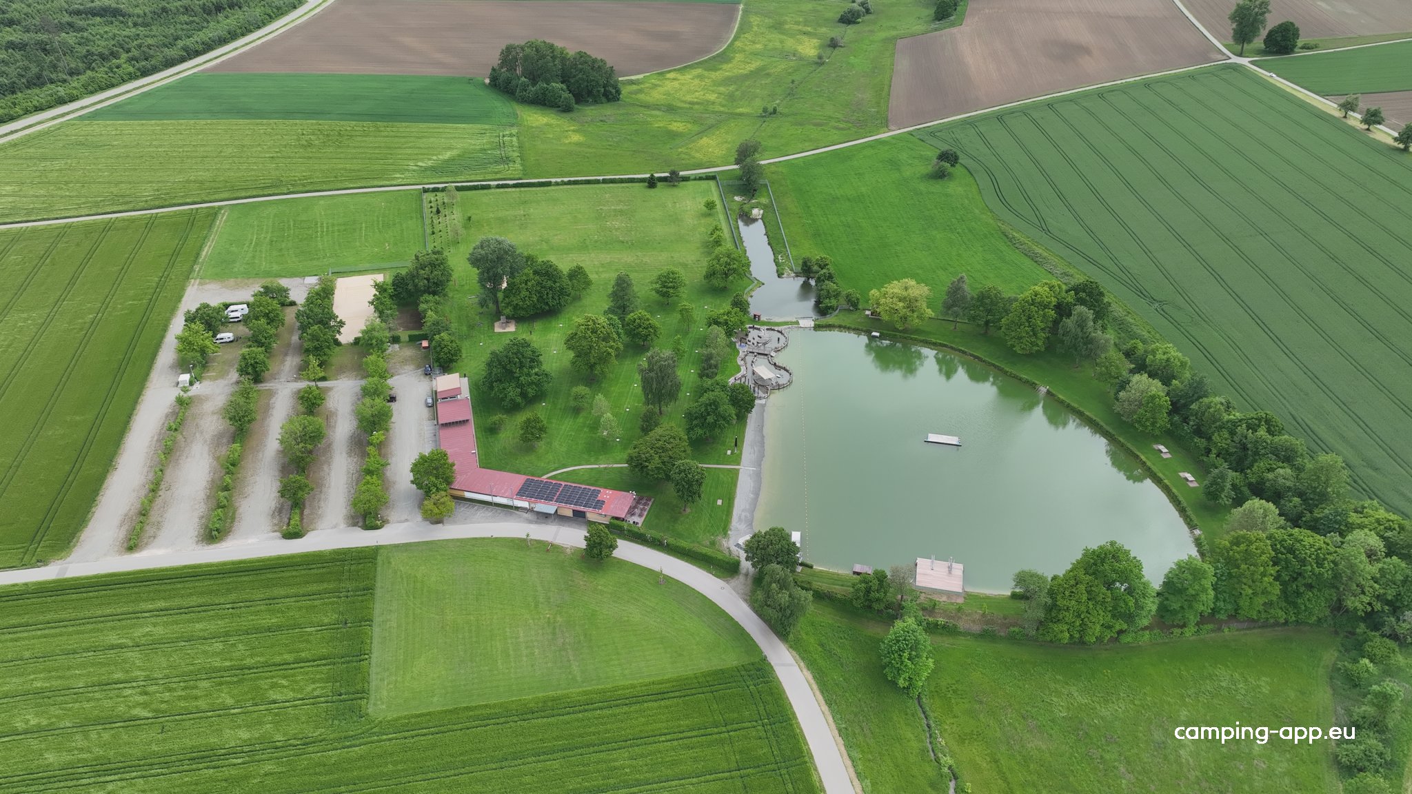 Stellplatz am Naturfreibad — Місце для кемперів in Uttenweiler