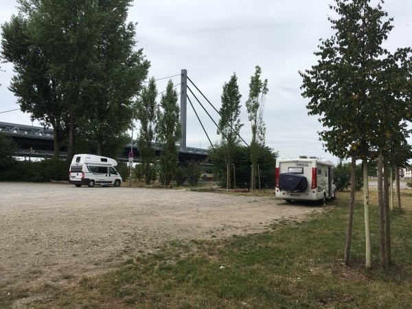 Parkplatz am Yachtclub — Overnight-parking in Karlsruhe-Knielingen