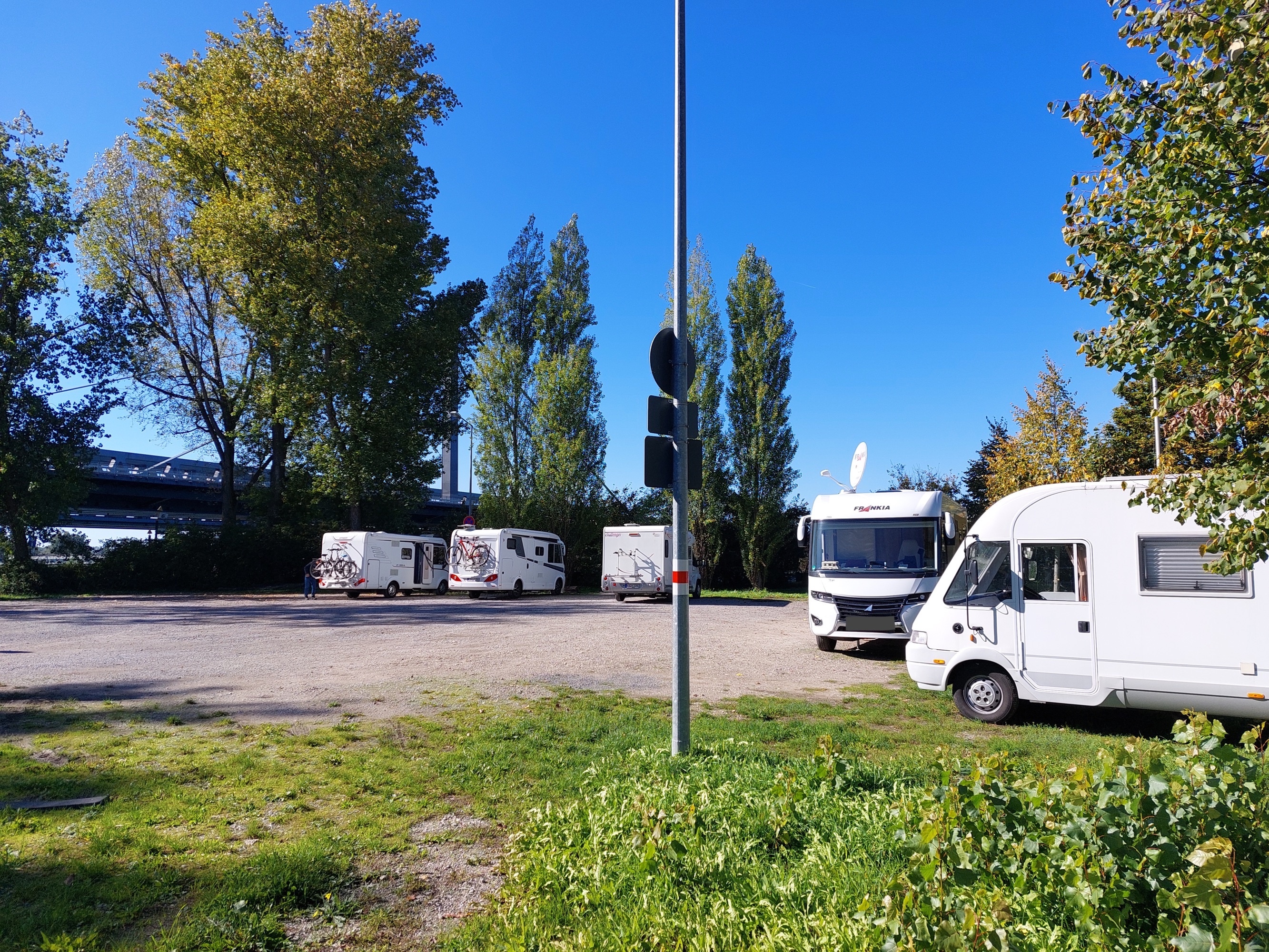 Parkplatz am Yachtclub — Parking do przenocowania in Karlsruhe-Knielingen