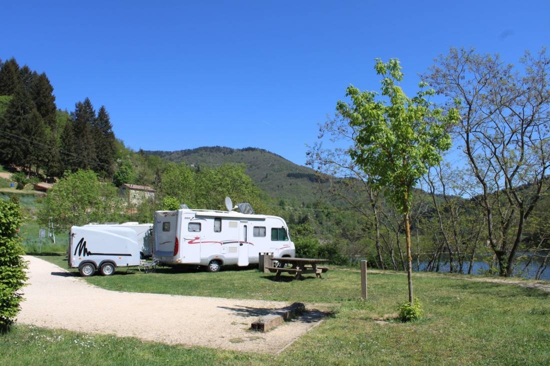 Aire de camping-cars Les Collanges — 露营车营地 in Belsentes