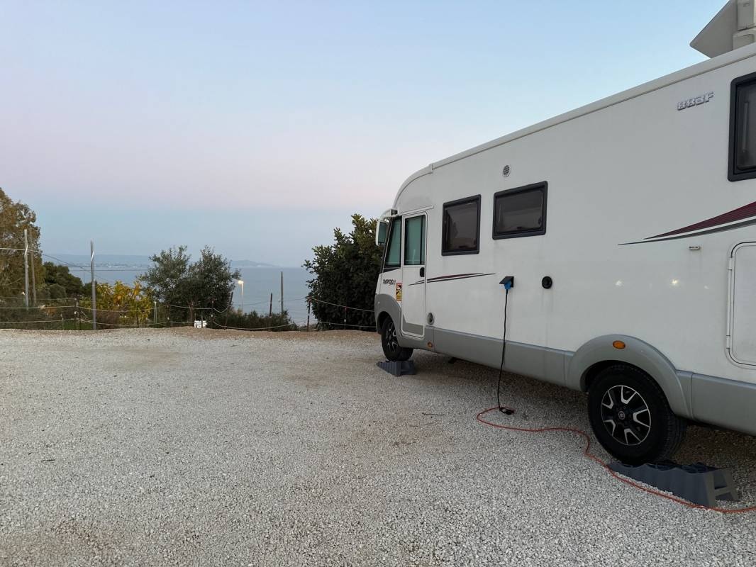 Parkplatz Scala Dei Turchi — Місце для кемперів in Punta Grande