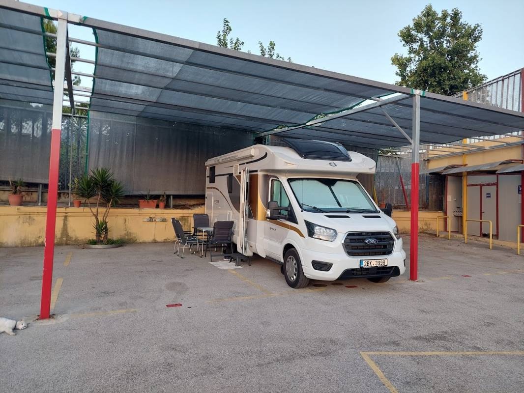 AREA DI SOSTA CAMPER E ROULOTTE — Karavan Sitesi in Portici