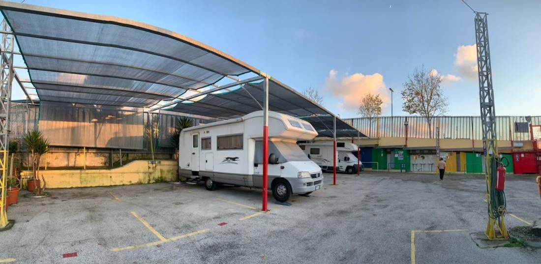 AREA DI SOSTA CAMPER E ROULOTTE — Area Autocaravanas in Portici