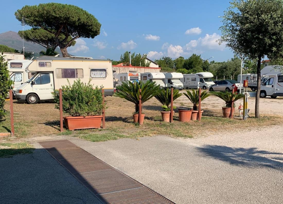 Stellplatz Portici — Sp. parking dla kamperów in Portici