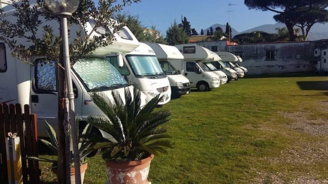 Stellplatz Portici — Karavan Sitesi in Portici