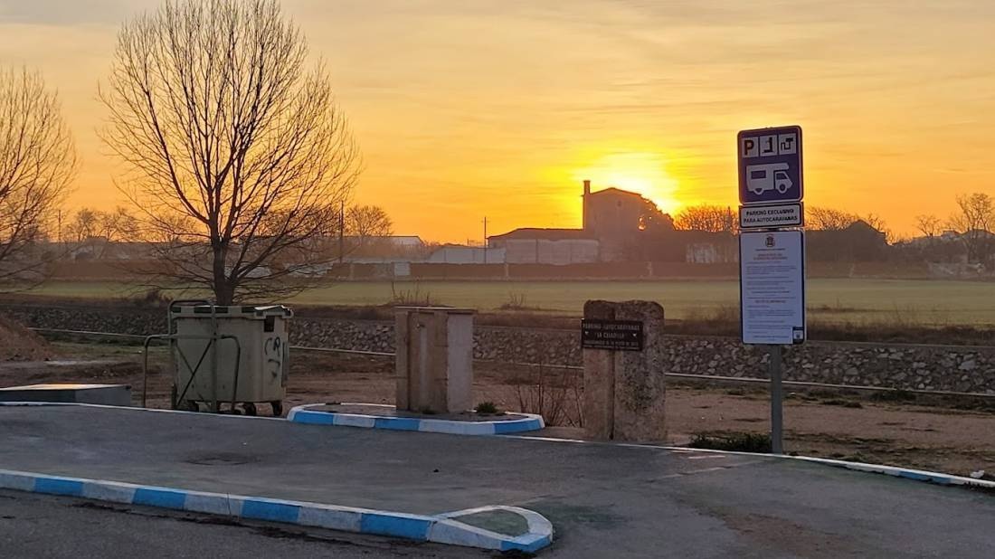 Área autocaravanas la Celadilla — Stellplatz in San Clemente