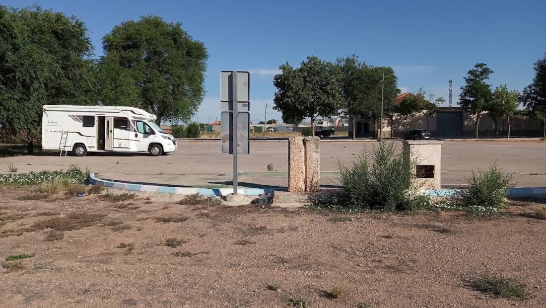 Área autocaravanas la Celadilla — Camperplaats in San Clemente