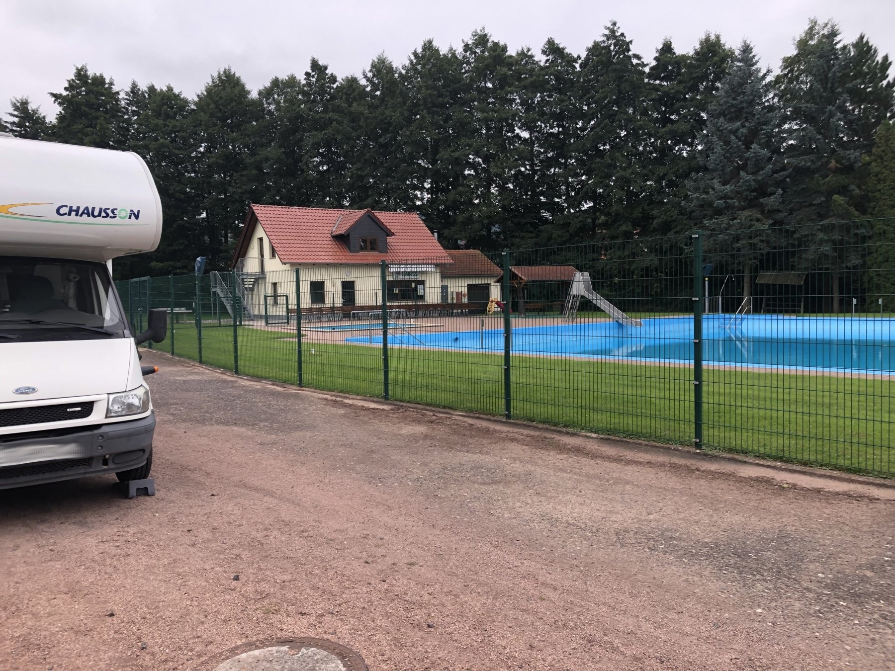 Stellplatz Freibad Wiesenthal — Camperplaats in Wiesenthal