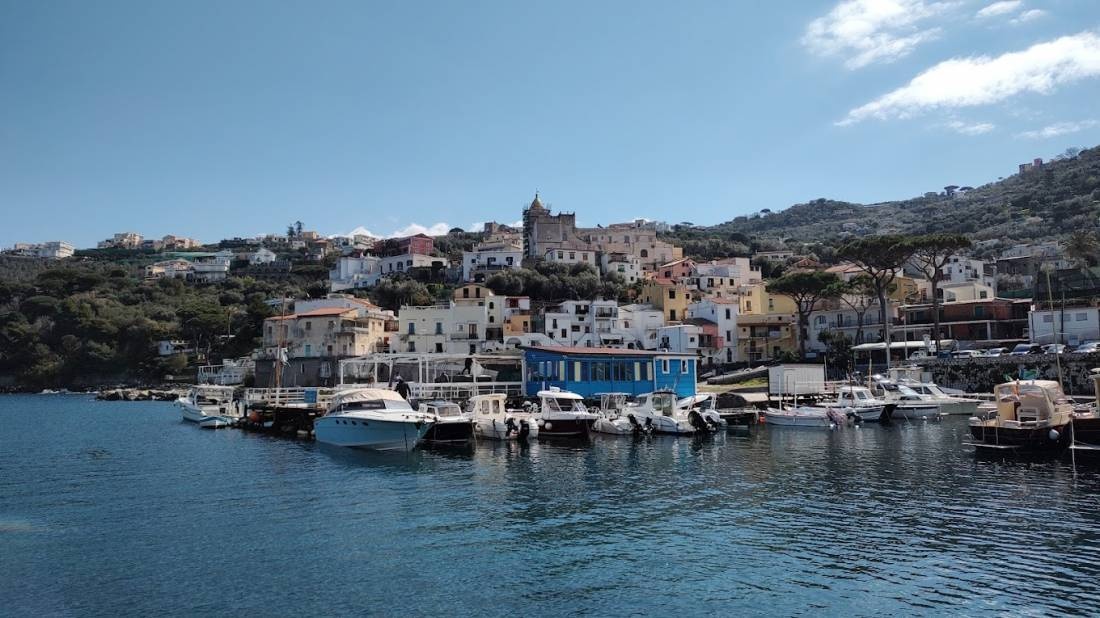 Parkplatz Marina Massa Lubrense — Area Autocaravanas in Massa Lubrense