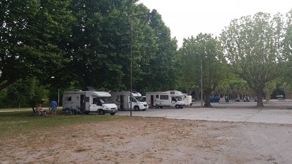 Stellplatz Sainte-Tulle — Area Autocaravanas in Sainte-Tulle