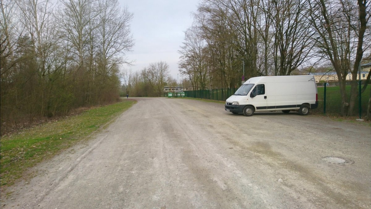 Stellplatz am Freibad Plattling — Sp. parking dla kamperów in Plattling