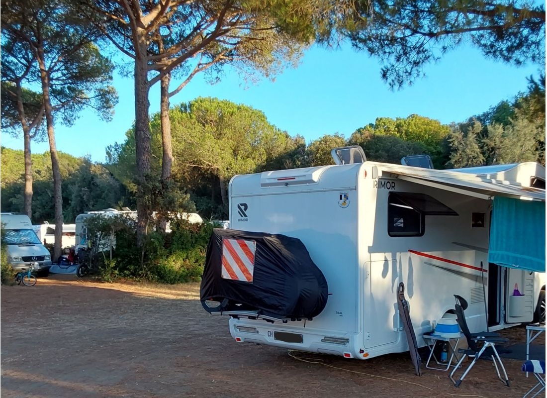 Camper Parking Area La Pineta — Ställplats in Pescia Romana