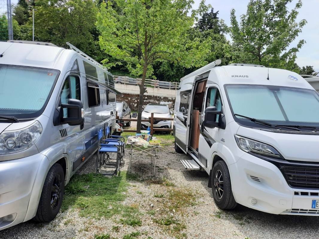Area Sosta Camper - Borgonovo — Sp. parking dla kamperów in Neive