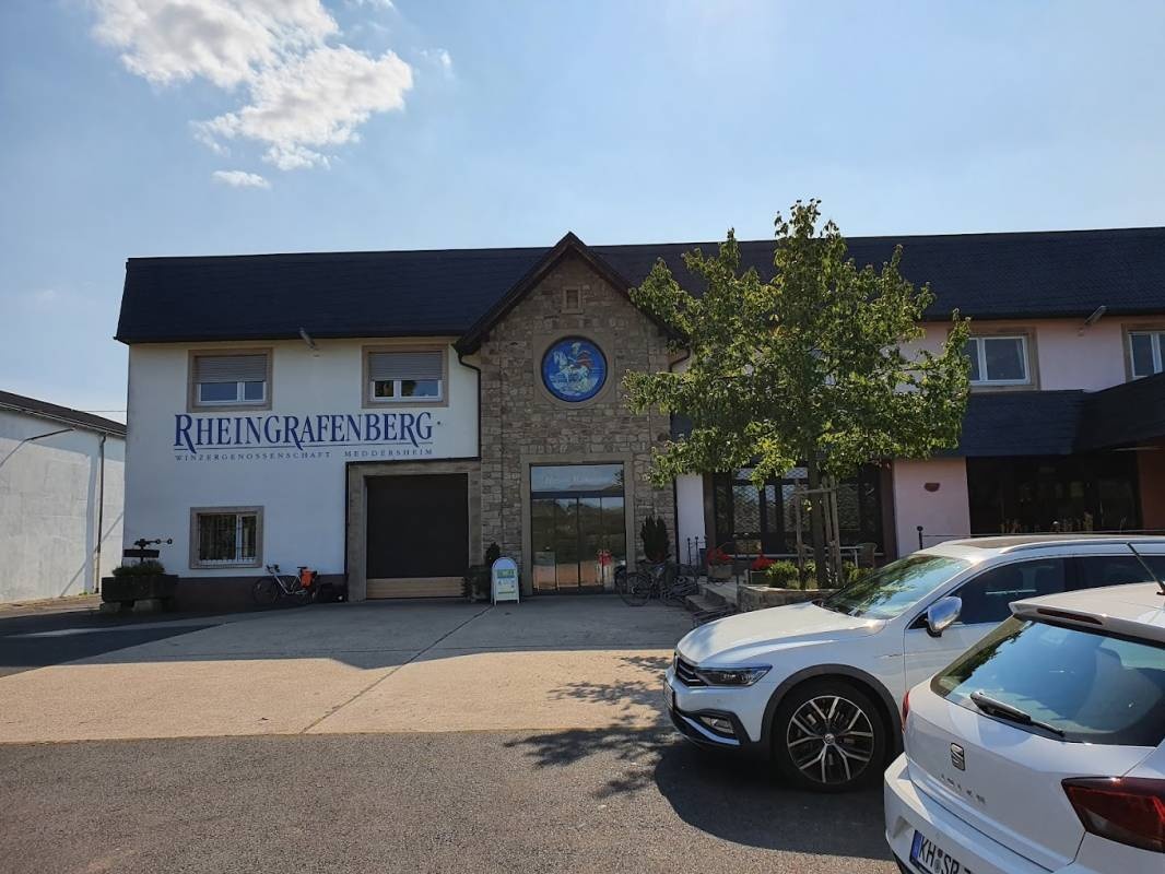 Stellplatz bei der Winzergenossenschaft Meddersheim — At a Restaurant in Meddersheim