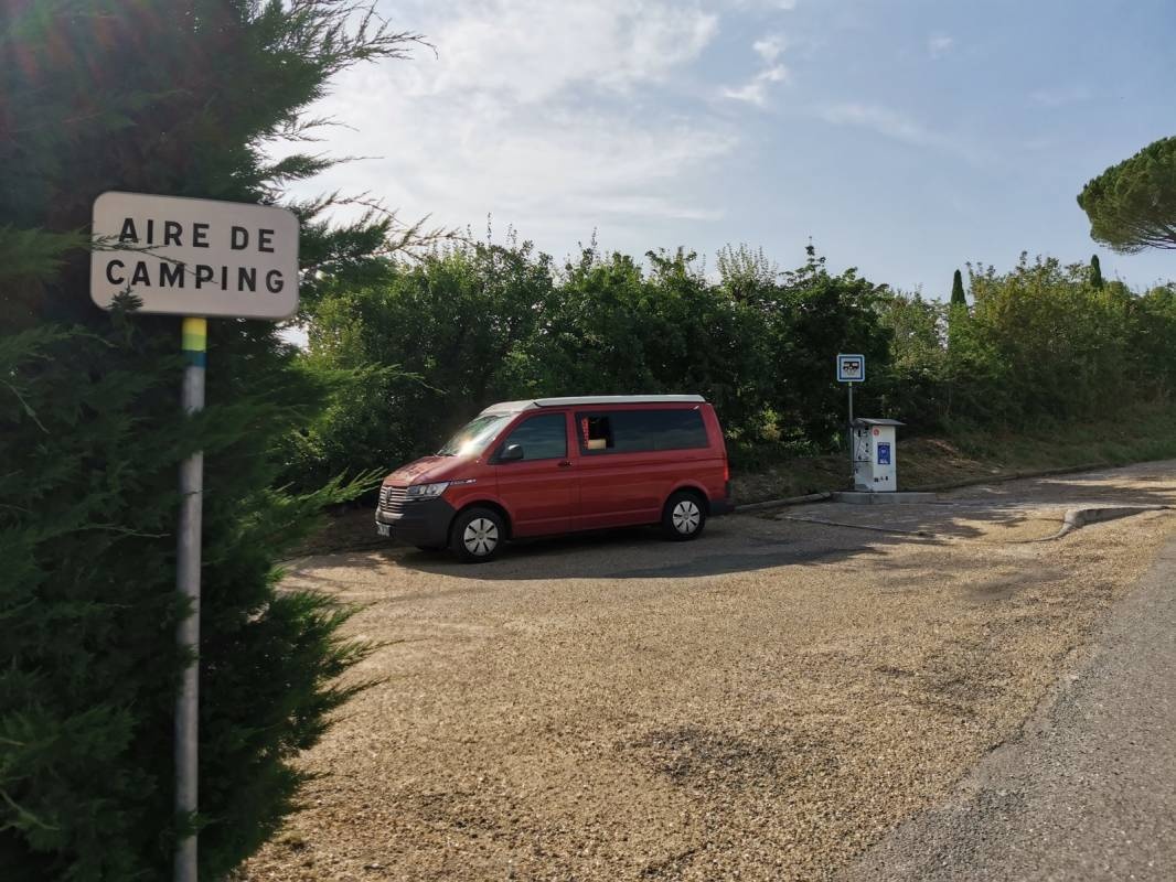 Aire Camping Car Reillanne — 露营车营地 in Reillanne