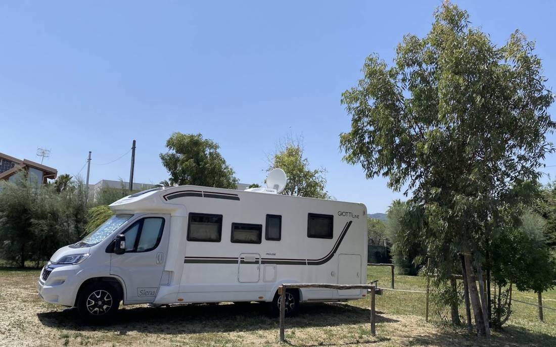 Stellplatz Baia Pizzomunno Sosta Camper — Ställplats in Scialara