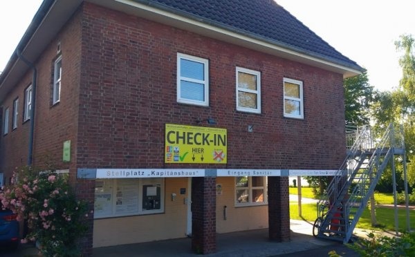 Stellplatz am Kapitänshaus — 露营车营地 in Tönning