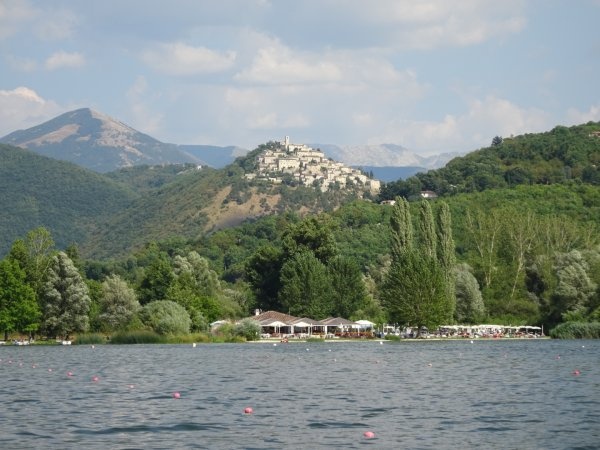 Campeggio Lago di Piediluco — Campingplats in Piediluco Terni