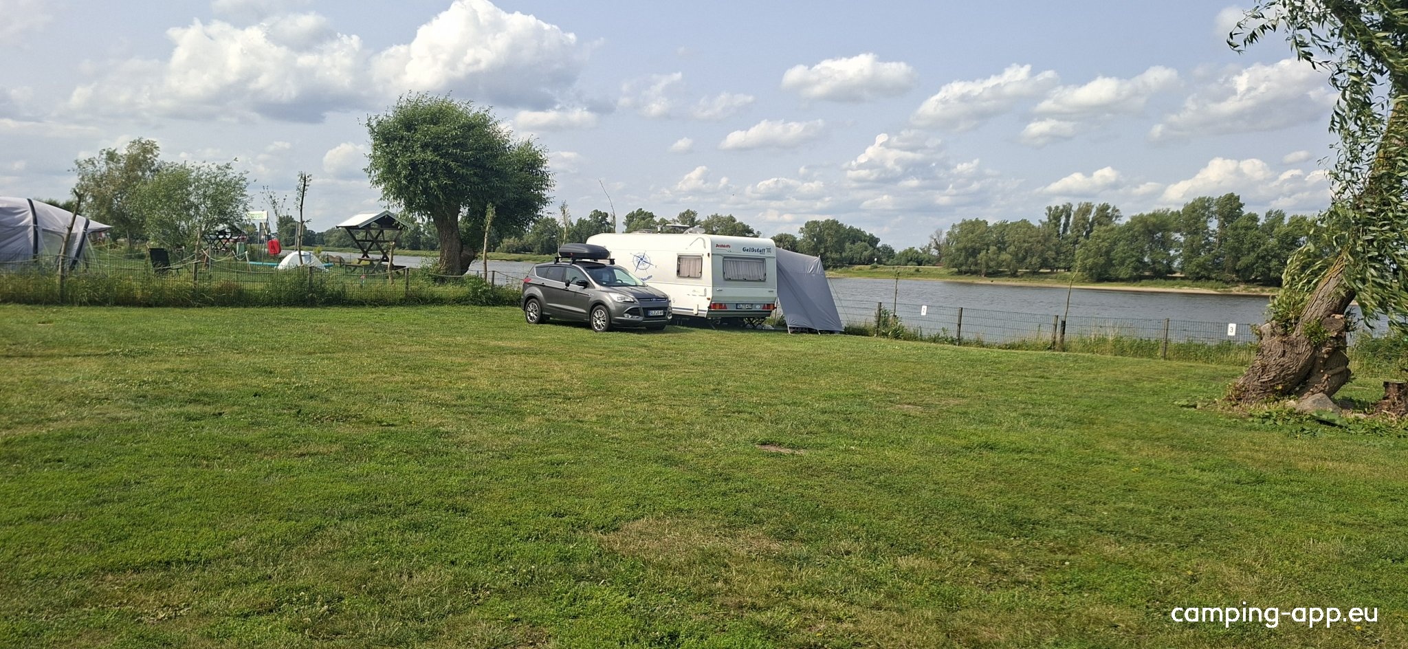 Campingplatz Magdeburg — Sítio de acampamento in Schönebeck (Elbe)