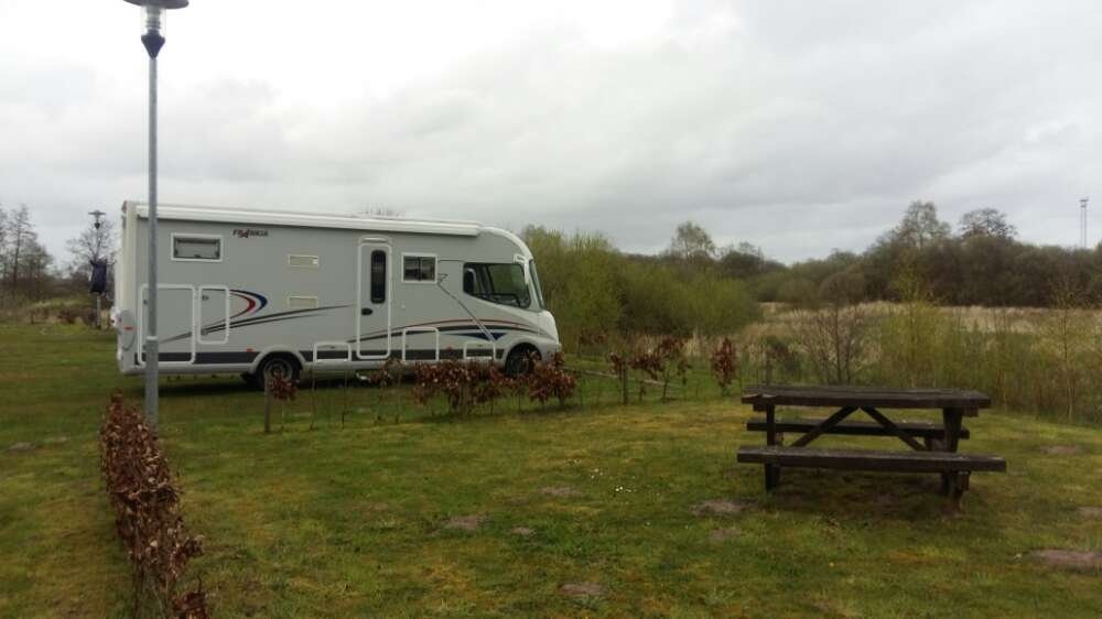 Stellplatz an der Paddel & Pedal Station Rhauderfehn — Camperplaats in Rhauderfehn