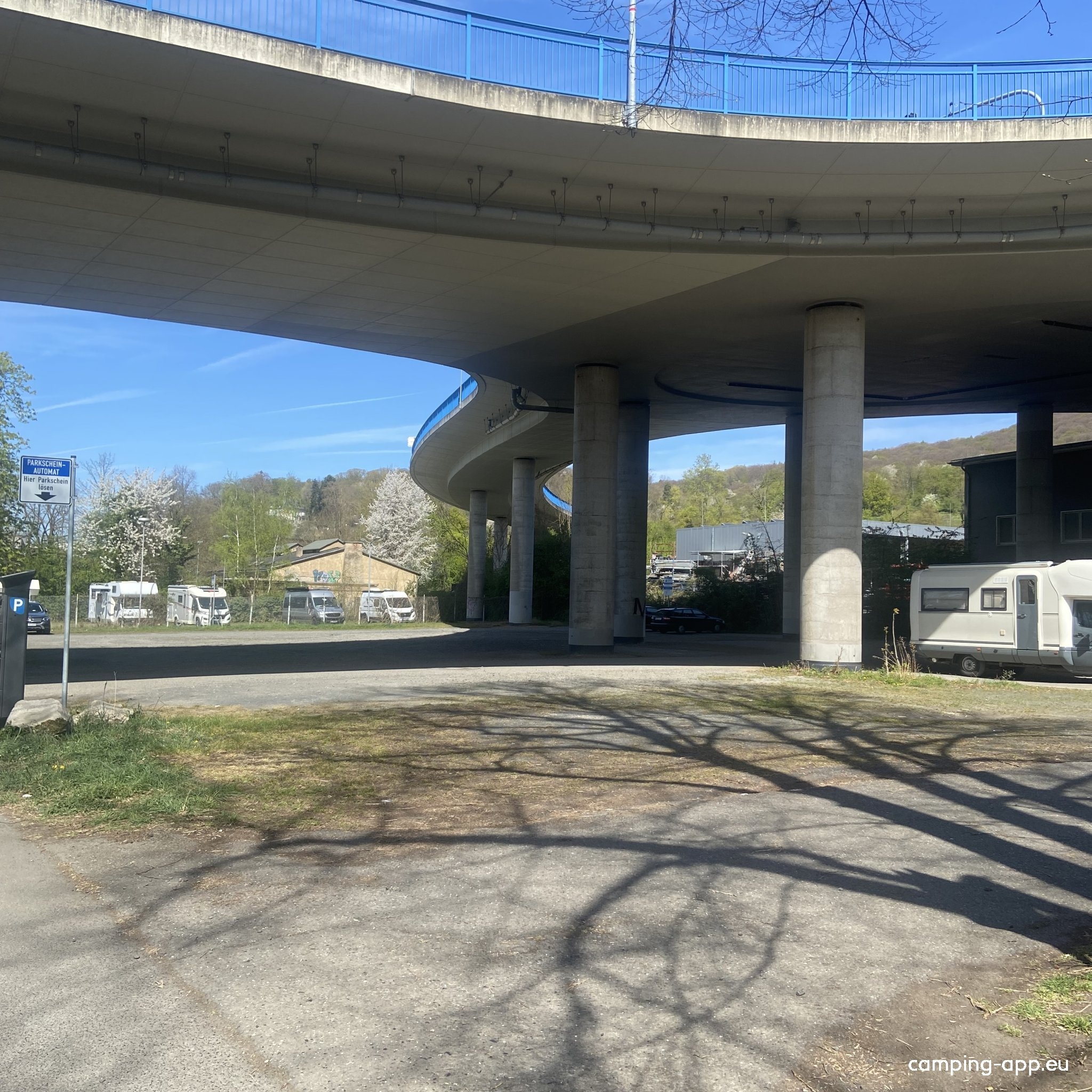 (geschlossen) Wohnmobilstellplatz Königswinter — Camperplads in Königswinter