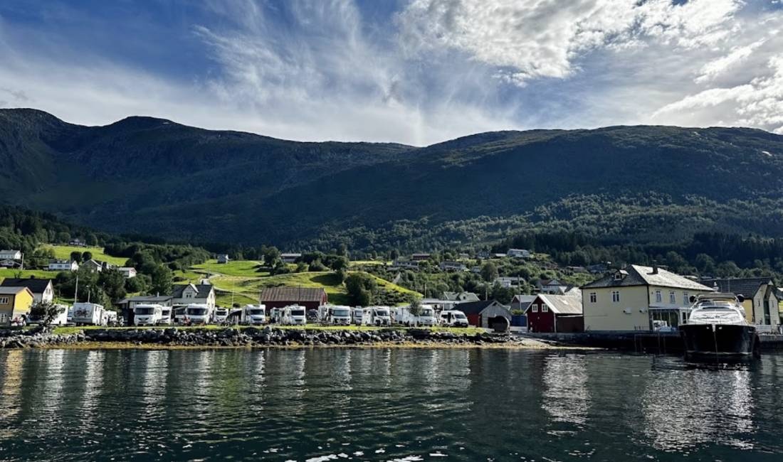 Davik Fjordparadis — Camperplads in Davik