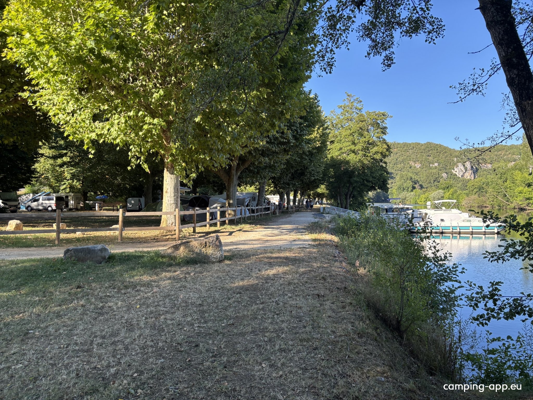 Camping la Peupleraie à St Géry — Sp. parking dla kamperów in Saint-Géry-Vers