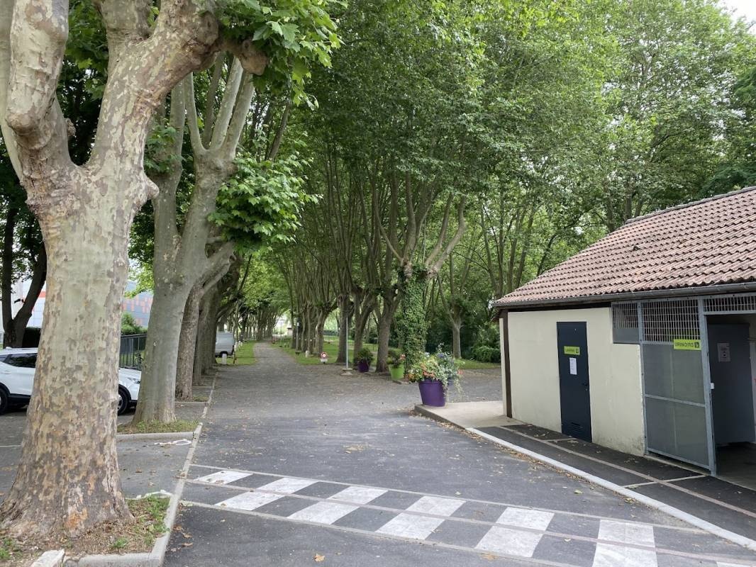 Camping Municipal Gaston Marchand — Sítio de acampamento in Saint-Jean-de-la-Ruelle