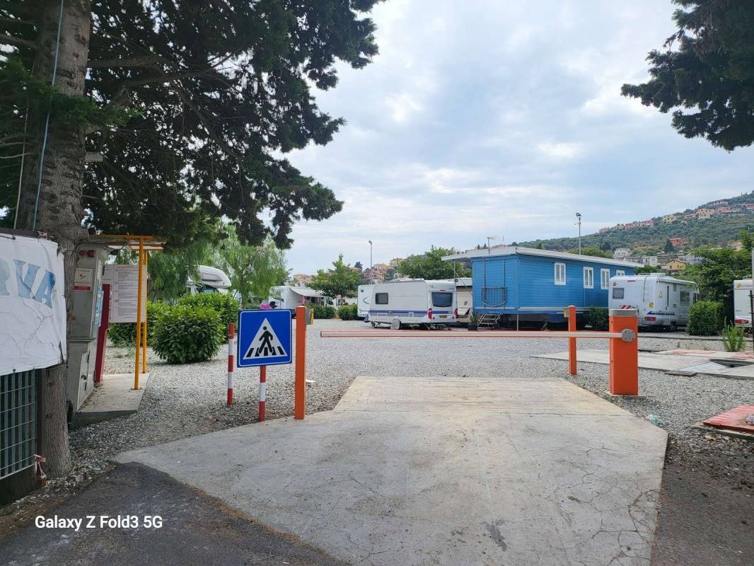 Area camper La curva — Karavan Sitesi in Imperia