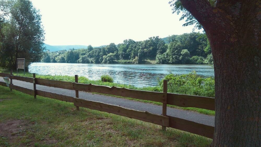 Stellplatz an der Wohnmobil- und Freizeitanlage Sun-Park Graach / Mosel — Місце для кемперів in Graach an der Mosel