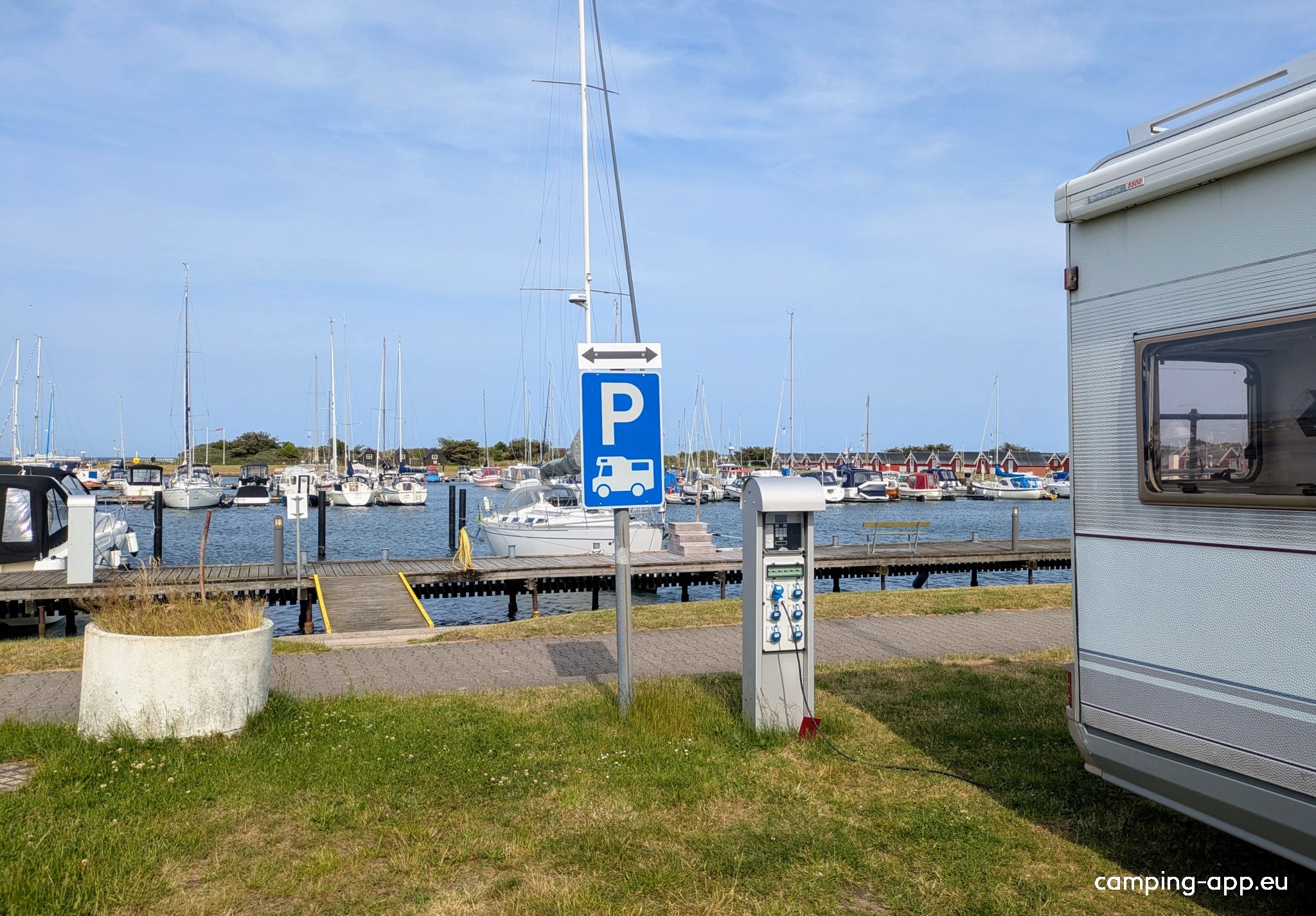Stellplatz im Sportboothafen Rønnerhavnen — Aire camping car in Frederikshavn