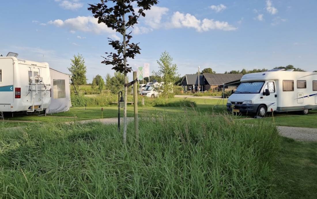 Camperpark De Vlinder — Karavan Sitesi in Hengelo (Gld)