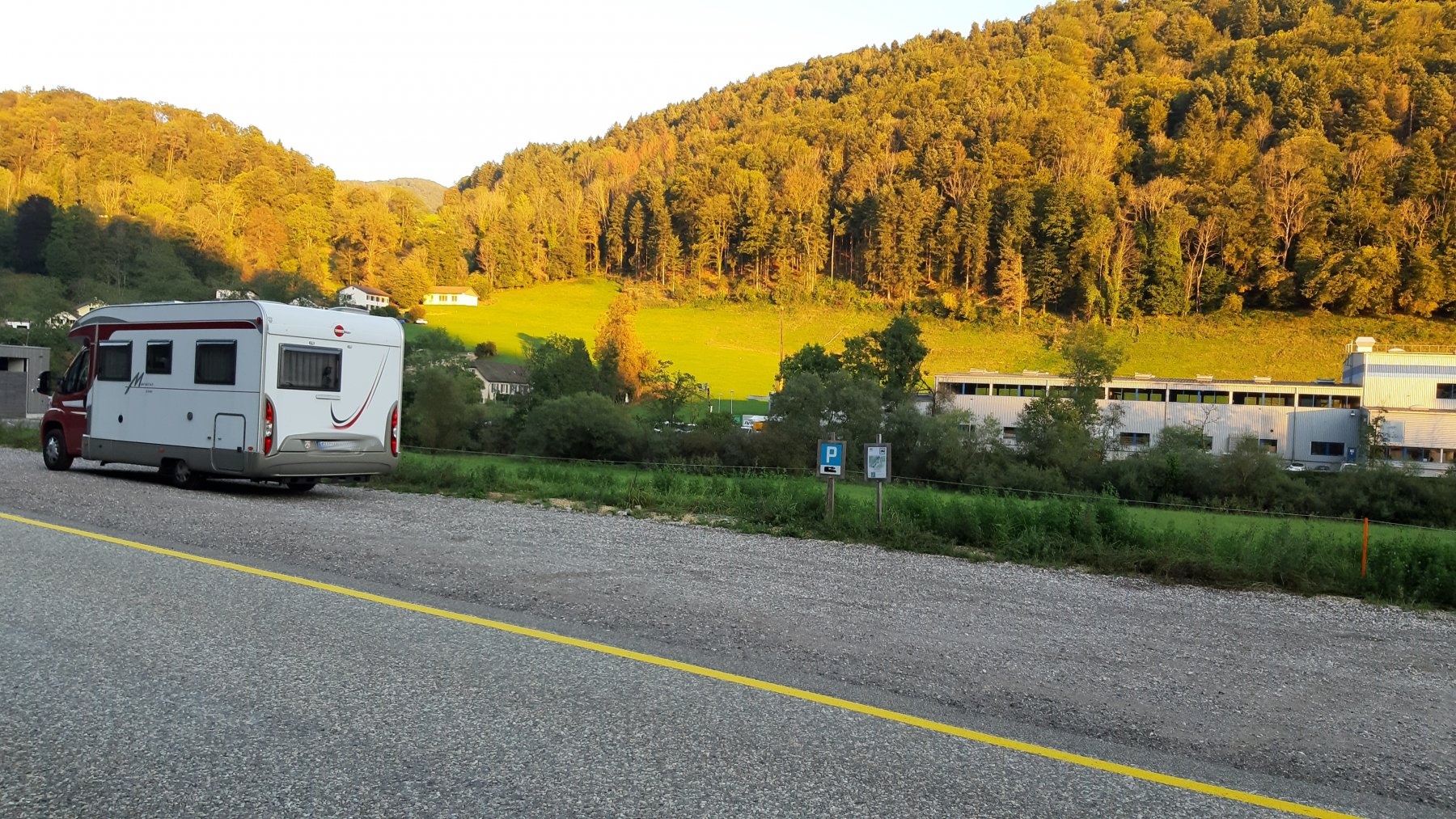 Stellplatz Saint-Ursanne, Route de St. Hippolyte — Area Autocaravanas in Saint-Ursanne Saint-Ursanne