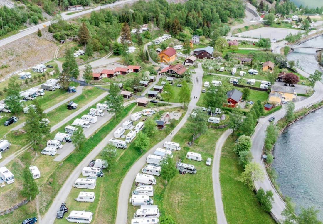 Flåm Camping og Vandrarheim — Kemp in Flåm