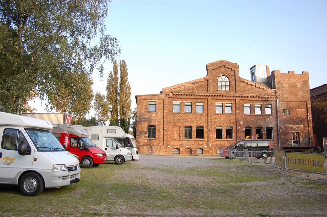 Theater an der Niebuhrg Oberhausen — Parking do przenocowania in Duisburg