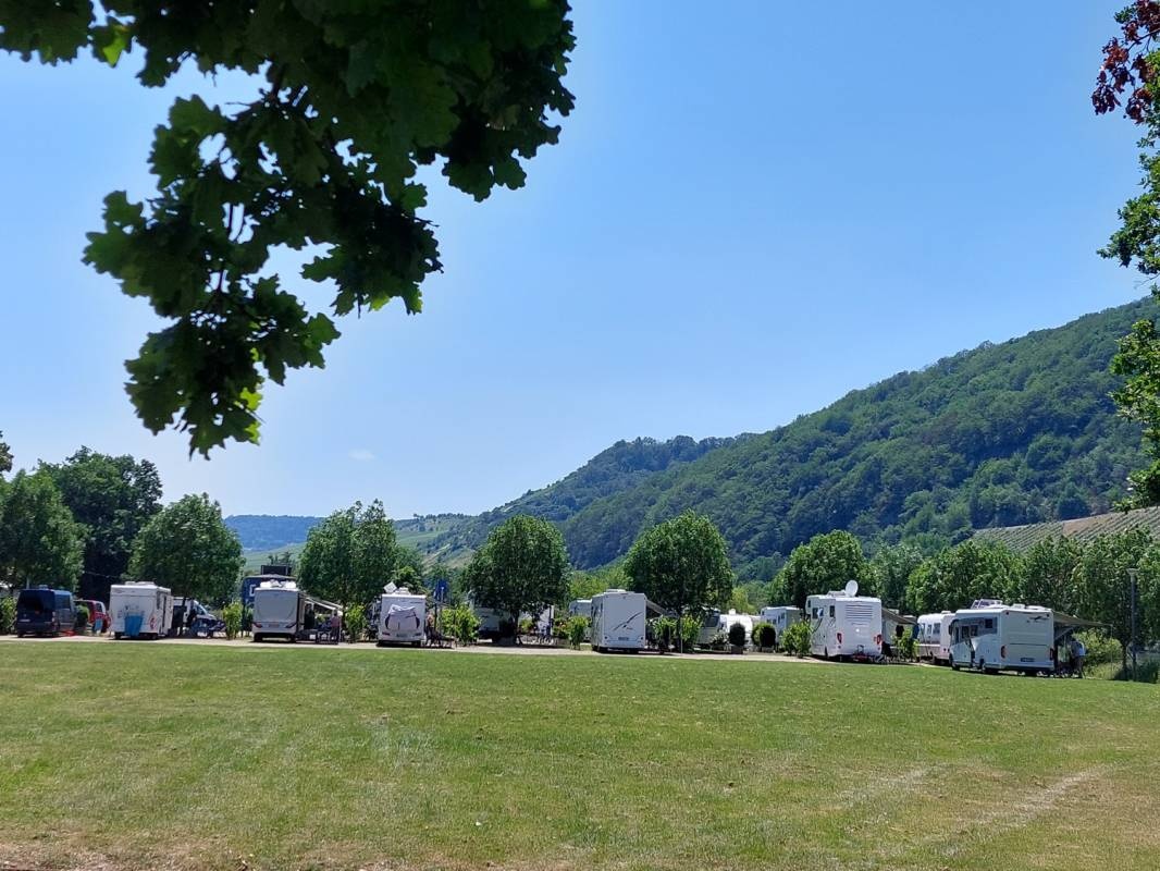Stellplatz an der Marina Mittelmosel — Місце для кемперів in Neumagen-Dhron