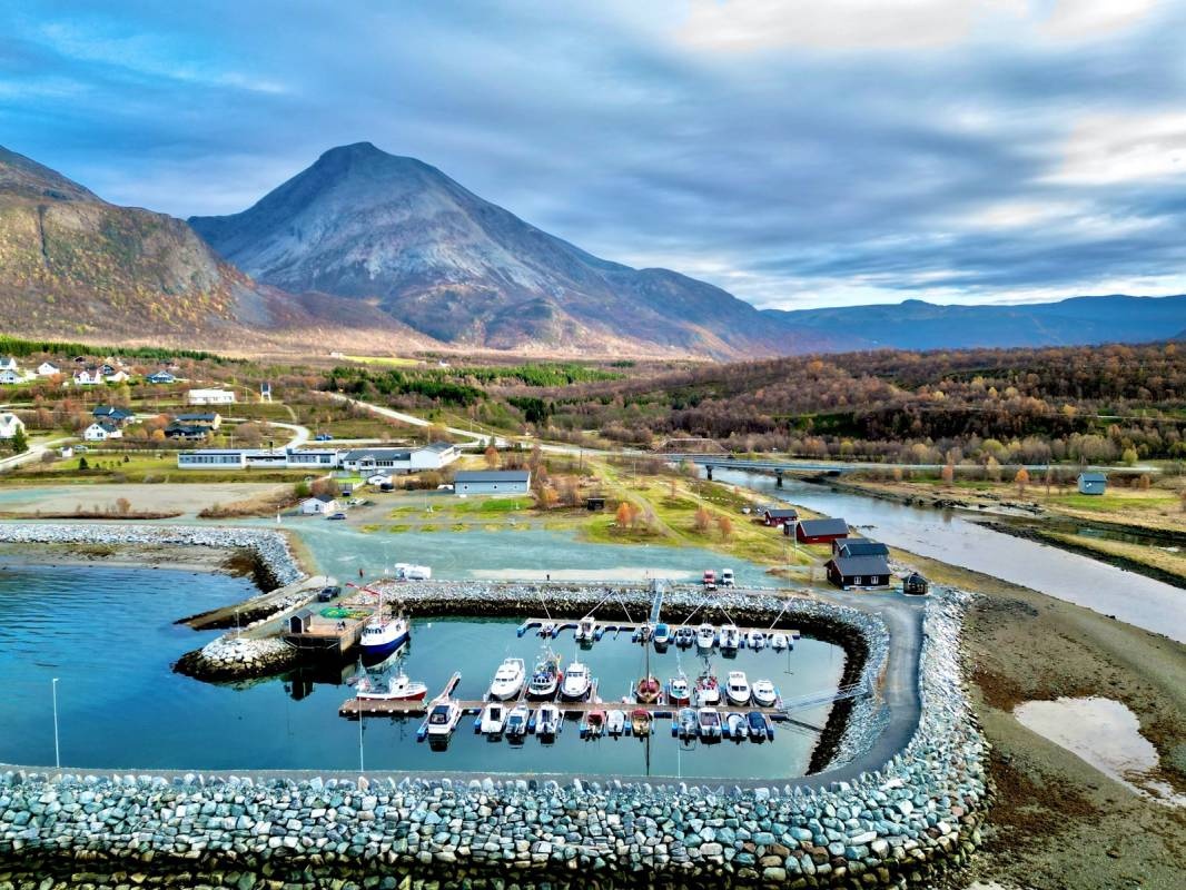 Oksfjord Bobilparkering — Camperplads in Storslett