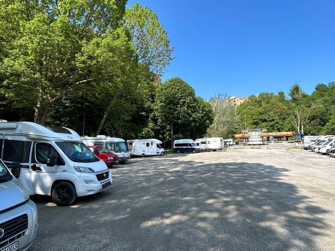 Stellplatz Viale dei Filosofi — Sp. parking dla kamperów in Volterra