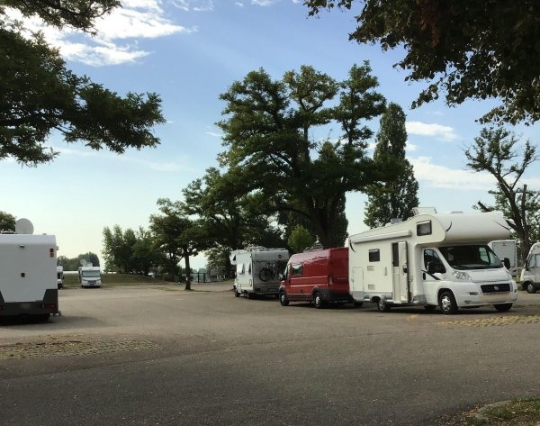 Stellplatz am Rheinufer Breisach am Rhein — Aire camping car in Breisach am Rhein