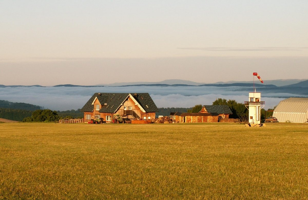 Stellplatz an der Flugschule Dolmar Kühndorf — Bobilplass in Kühndorf