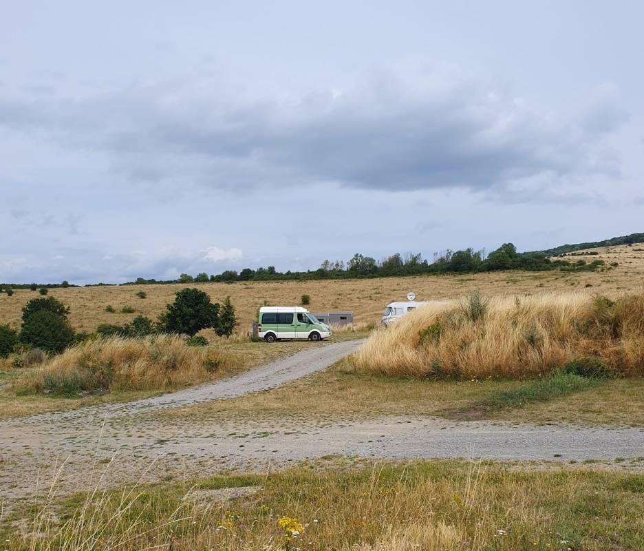 Stellplatz an der Flugschule Dolmar Kühndorf — Campervan Site in Kühndorf