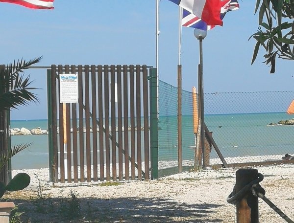 Area Sosta Camper Baia Dei Gabbani — Area Autocaravanas in Lido di Fermo