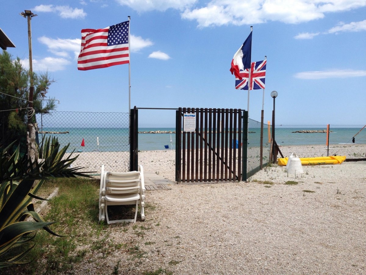 Area Sosta Camper Baia Dei Gabbani — Campervan Site in Lido di Fermo